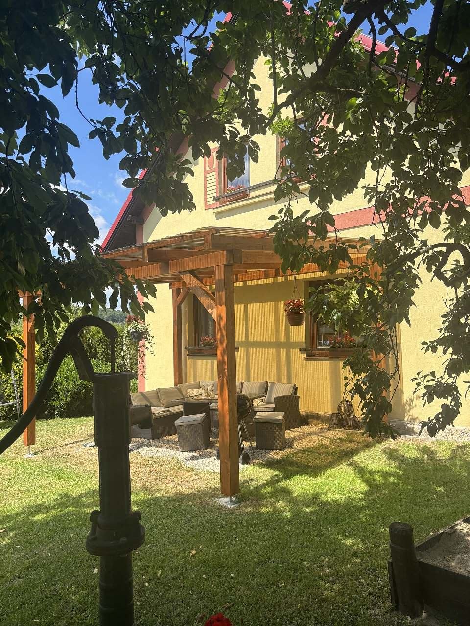 Venkovní posezení pod pergolou