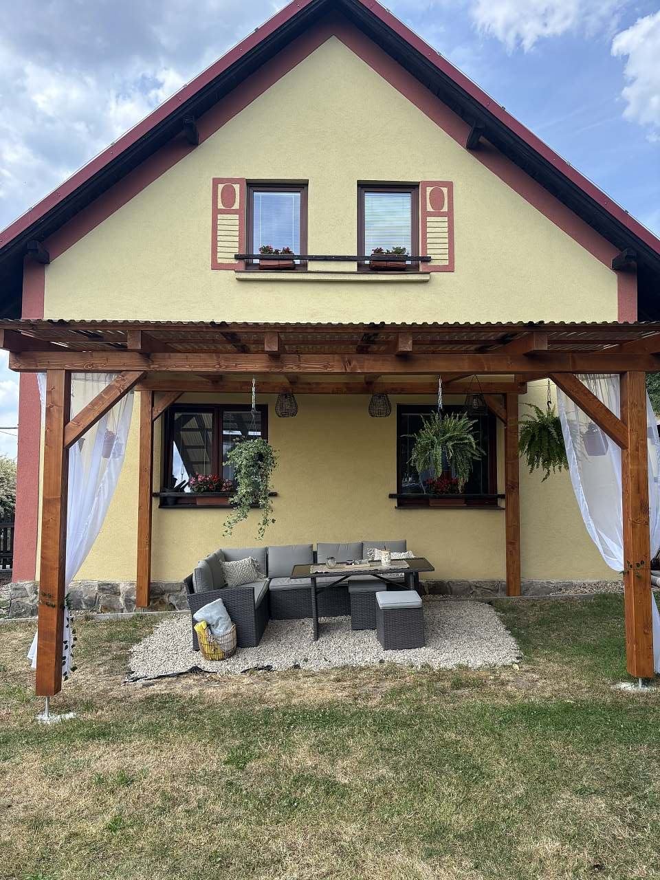 Venkovní pergola se zahradním nábytkem